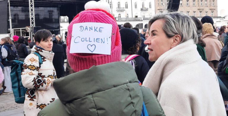 Hamburg’da on binler cinsel şiddete isyan etti: Tehditlere rağmen Collien Fernandes sahnede