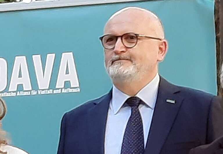 Hamburglu Doktor Yoldaş’tan Cem Özdemir’e Sert Sözler: “Baden-Württemberg İçin Kara Bir Gün”