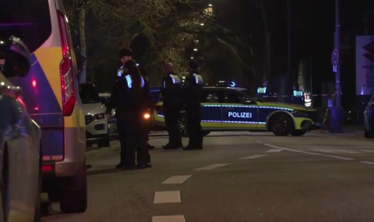 Hamburg-Schnelsen’de Silahlı Saldırı: 46 Yaşındaki Adam Sokakta Silahla Vuruldu