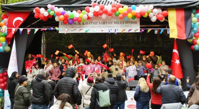 Hamburg’da 23 Nisan’da Birlik ve Dayanışma Mesajı: Binlerce Kişi Aynı Bayramda Buluştu