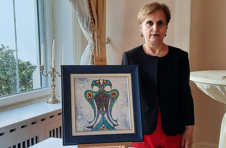Hamburg’da Çini ve Diplomasi Buluştu: Elif Alver Sanat Yolculuğunu HamburgHaber’e Anlattı
