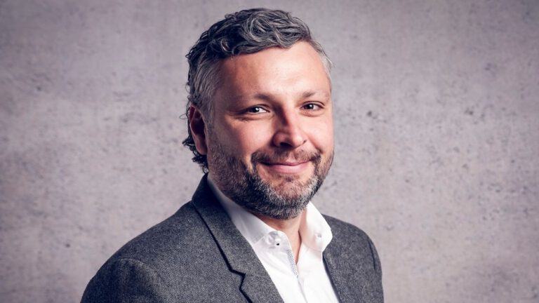 Altona’da Yeni Dönem: Kritik Daire Elias Olshausen’e Emanet