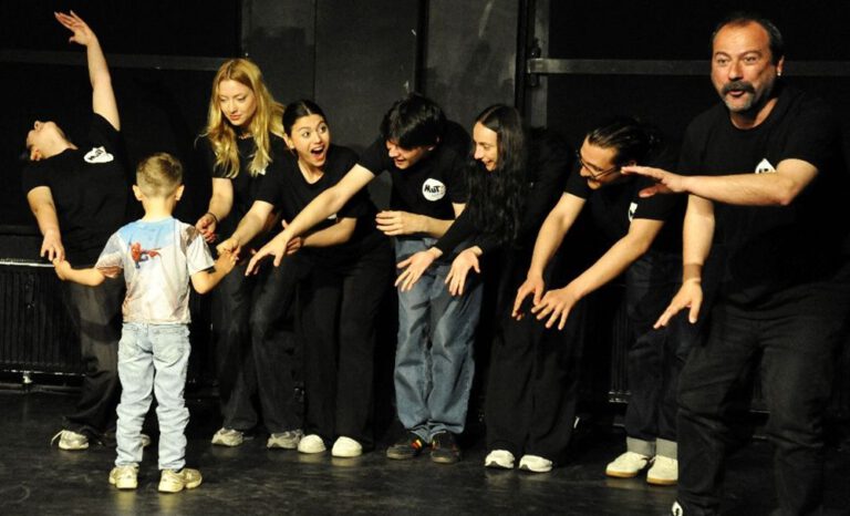 9. Tiyatro Köprüsü Festivali’nde çocuk kahkahaları ve Aram Dildar’dan Kürtçe stand-up