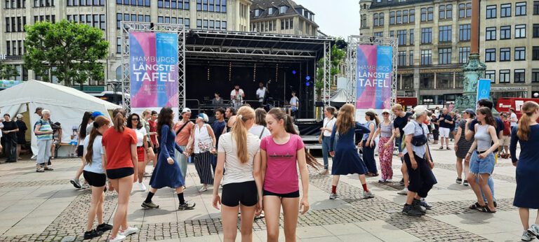 Hamburg’da 400 Metrelik Dayanışma Sofrasında Binlerce Kişi Buluştu