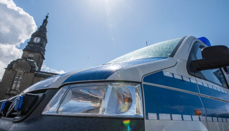 Hamburg-Rahlstedt’de Raylara Giren Şahıs, Aranan Bir Kişinin Yakalanmasını Sağladı