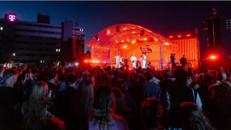 Reeperbahn Festivali 2026 başlıyor: Hamburg dört gün boyunca müziğin merkezi olacak