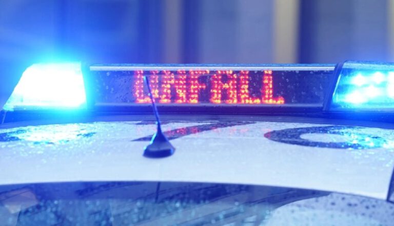 Hamburg’da sokak yarışı: Kontrolden çıkan Mercedes hurdaya döndü