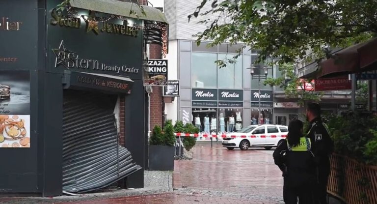 Harburg’da film gibi kuyumcu soygunu: Araçla dükkâna girdiler, mücevherlerle kaçtılar