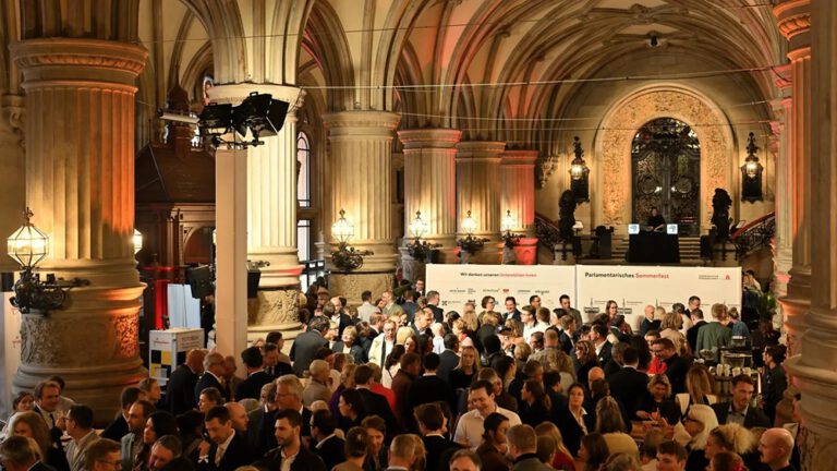 Hamburg Parlamento Yaz Resepsiyonu demokrasinin aktörlerini bir araya getirdi