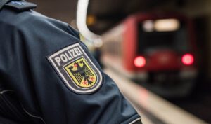 Berlin Tor’da tuvalet ihtiyacı için raylara inen kişi S-Bahn’a acil fren yaptırdı