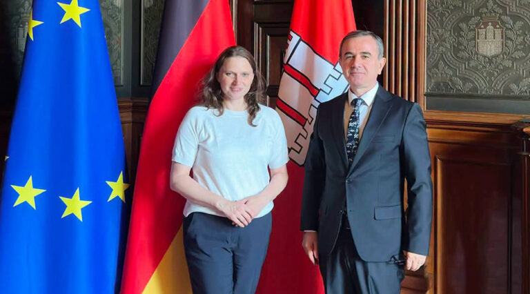 Hamburg Belediye Sarayı’nda Alver ve Leonhard’dan işbirliği mesajı