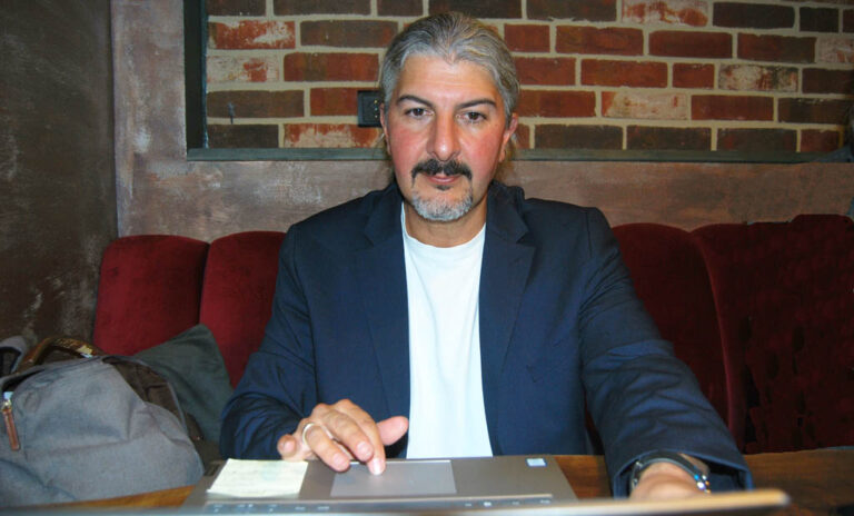 Kiel Gaarden’ı Nesimi Temel’le birlikte sokakta görmek