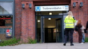 Hamburg’da Trajik Olay: Trenin Önüne Atlayan Kişiyi Kurtarmak İsterken Hayatını Kaybetti