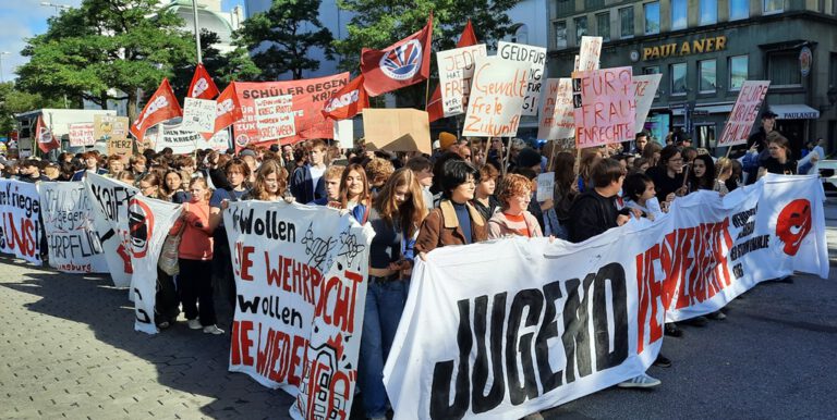 Hamburg’da Askeri Tatbikata Karşı Protesto: Öğrenciler Sokağa İndi