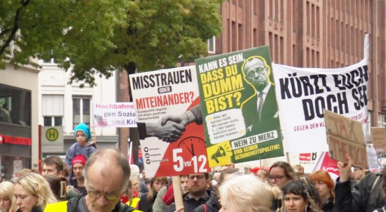 DGB’den sosyal devlet çağrısı: Hamburg’da binlerce kişi Rathausmarkt’ta buluştu