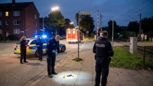 Hamburg-Hamm’da Ağır Saldırı: Maskeli Grup 19 Yaşındaki Genci Hastanelik Etti