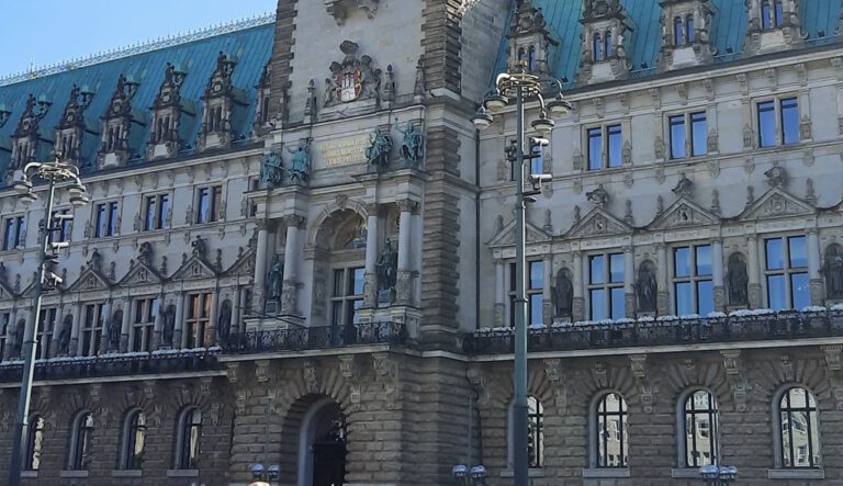 Hamburg’da Okul Refakati Krizi Meclis Gündeminde: Aileler ve Uzmanlar Dinlenecek