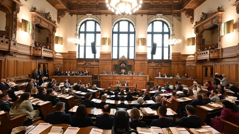Hamburg Eyalet Parlamentosu 80 Yaşında: Demokrasiye 80 Yıllık Yolculuk