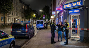 Hamburg’da bıçaklı soygun! Maskeli saldırgan oyun salonunu bastı
