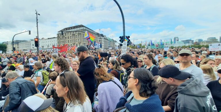 Hamburg’da Aşırı Sağa Karşı Binlerce Kişi Sokağa Çıktı